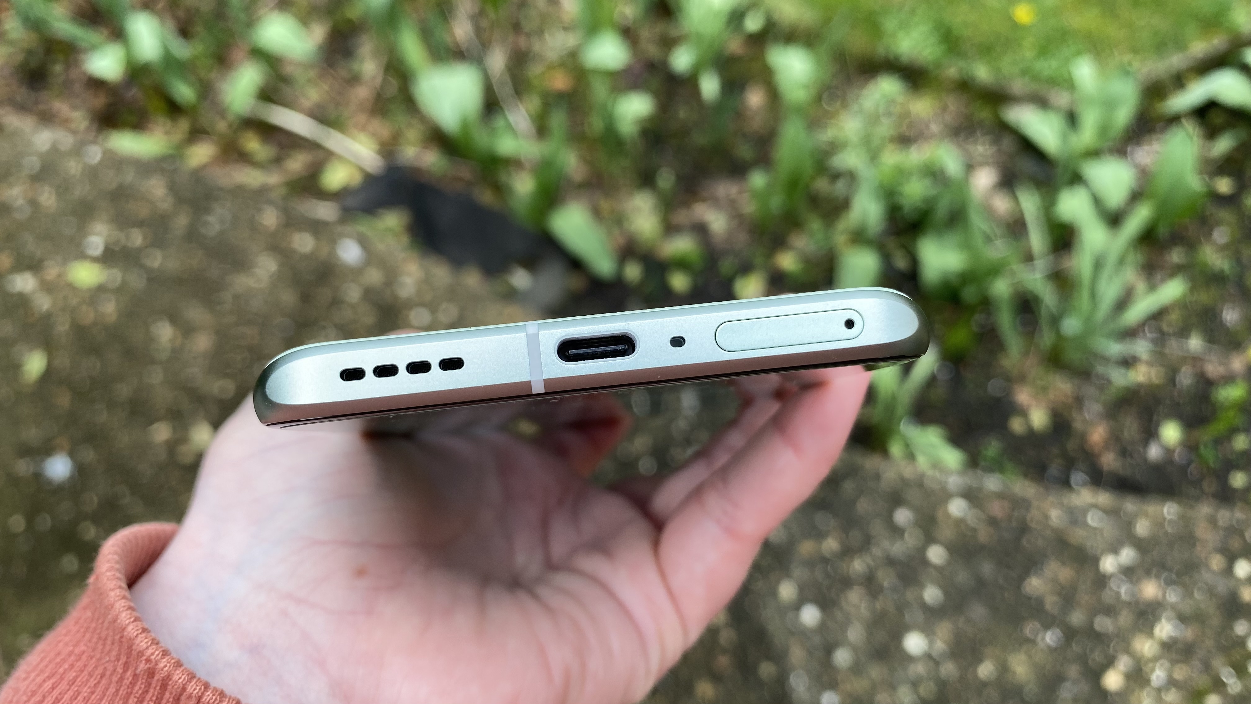 Le Realme GT 2 Pro, son logement SIM et son port USB-C