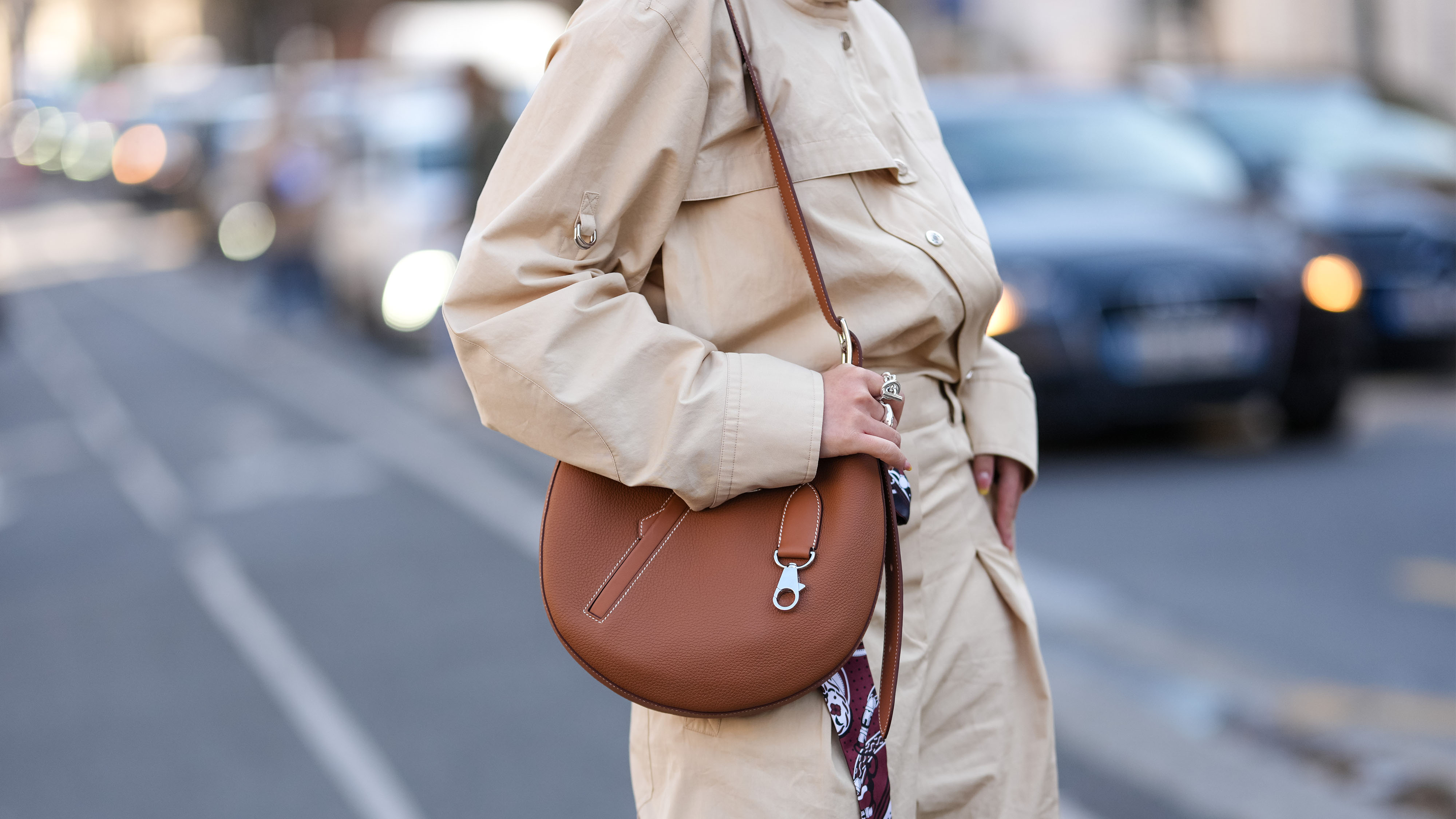 Street style outfit featuring an Hermès bag