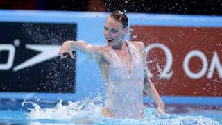Svetlana Romashina aus Russland bei einem Solo-Synchronschwimmwettbewerb