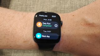 Huawei Watch Fit 3 ihmisen ranteessa näyttämässä treenihistoriaa