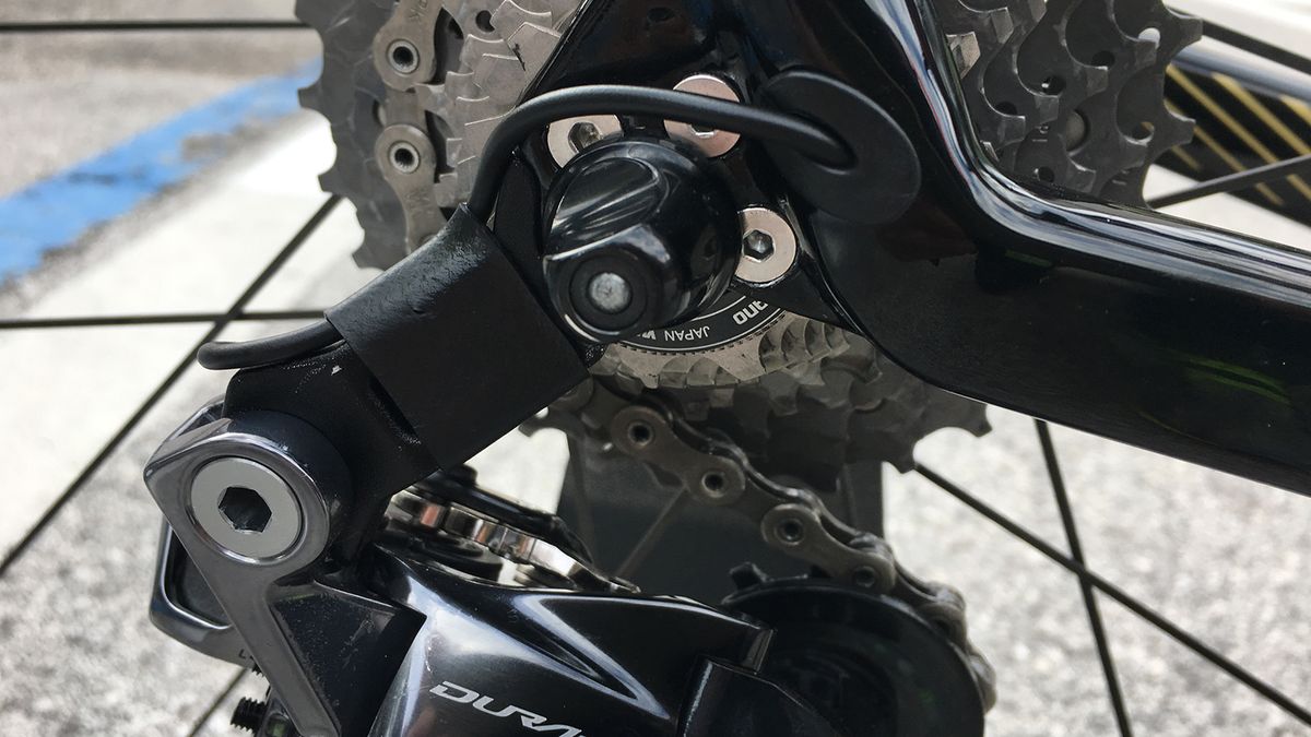 A direct moiunt derailleur hanger is used with a supplementary band keeping the Di2 cable secure and out of the wind