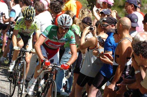 Stefano Garzelli (Acqua e Sapone) is cheered on by the tifosi as he leads Giovanni Visconti (ISD).