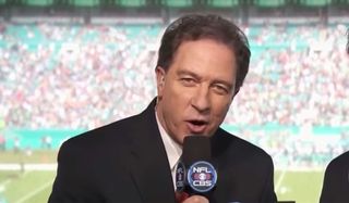 Kevin Harlan calls an NFL game.