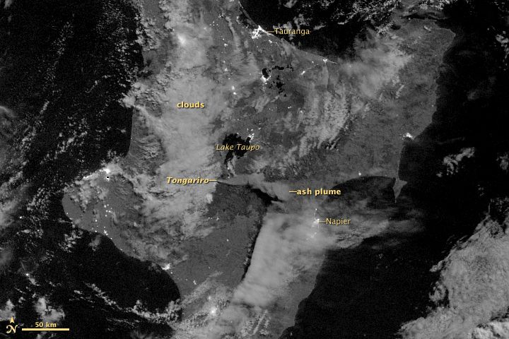 Ash plume from eruption of New Zealand&#039;s Mount Tongariro volcano