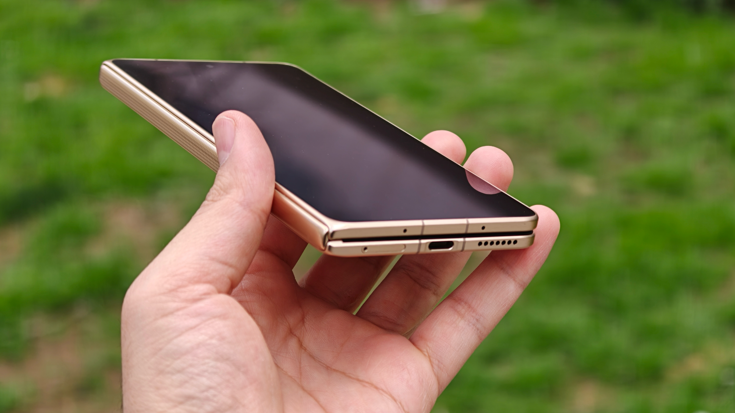 Hands-on with the Honor Magic V6