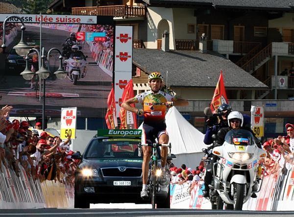 Pablo Lastras (Illes Balears) acknowledges his sponsors at the line in Verbier. That'll be 1,000 extra Euros for you!