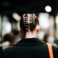 woman walking on the street with a dry scalp