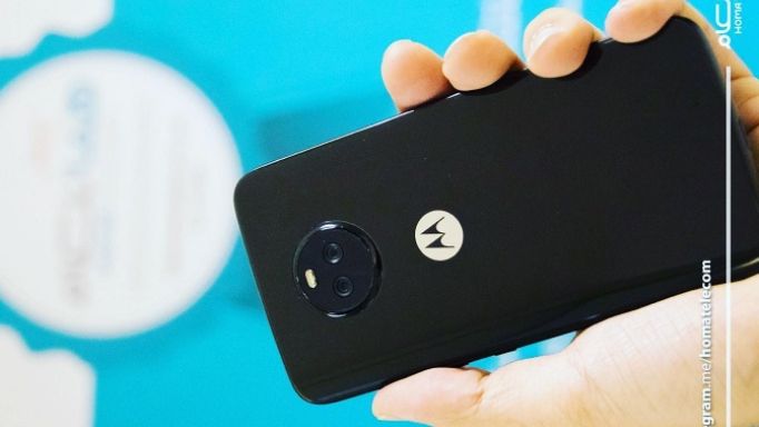 A close look at the back of the Moto X4, including its dual-lens camera