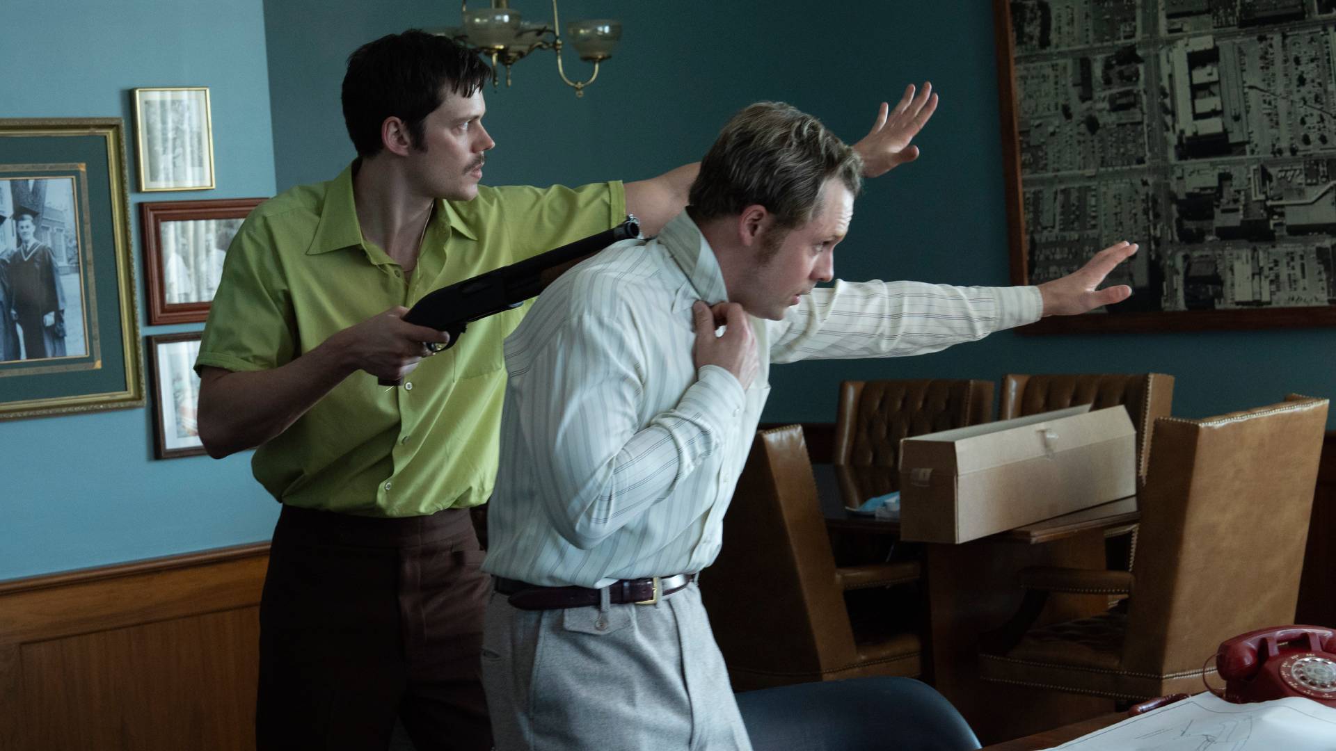 Bill Skarsg&amp;aring;rd as Tony Kiritsis and Dacre Montgomery as Richard Hall in Dead Man's Wire