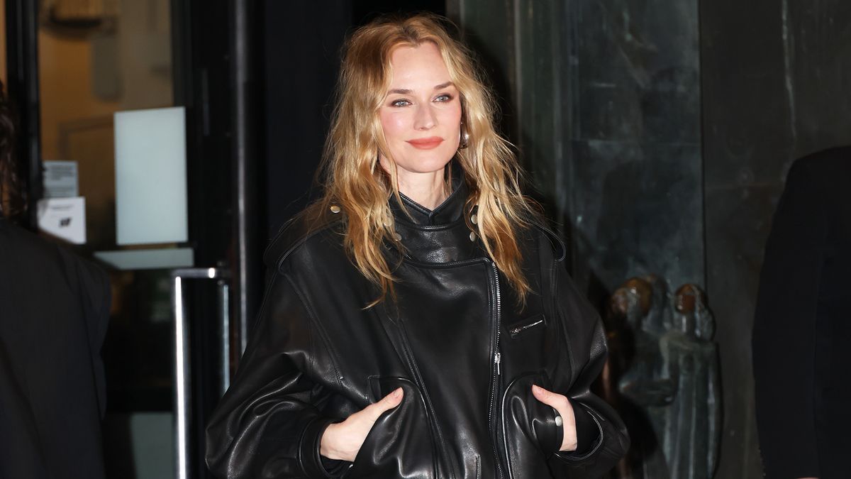 Millennials Love This Legging Outfit—Here's How to Make It Look Less Dated