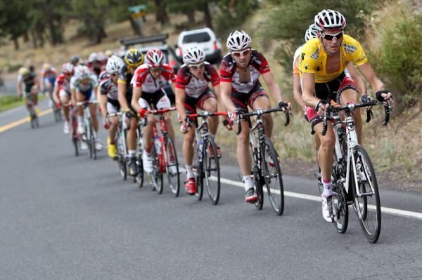 Rory Sutherland (UnitedHealthcare) works on the front to bring back the leader.