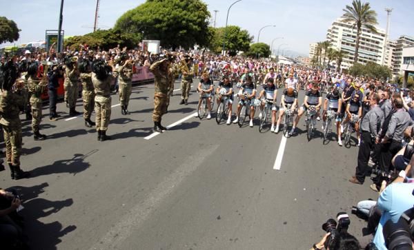 The peloton pay their respects