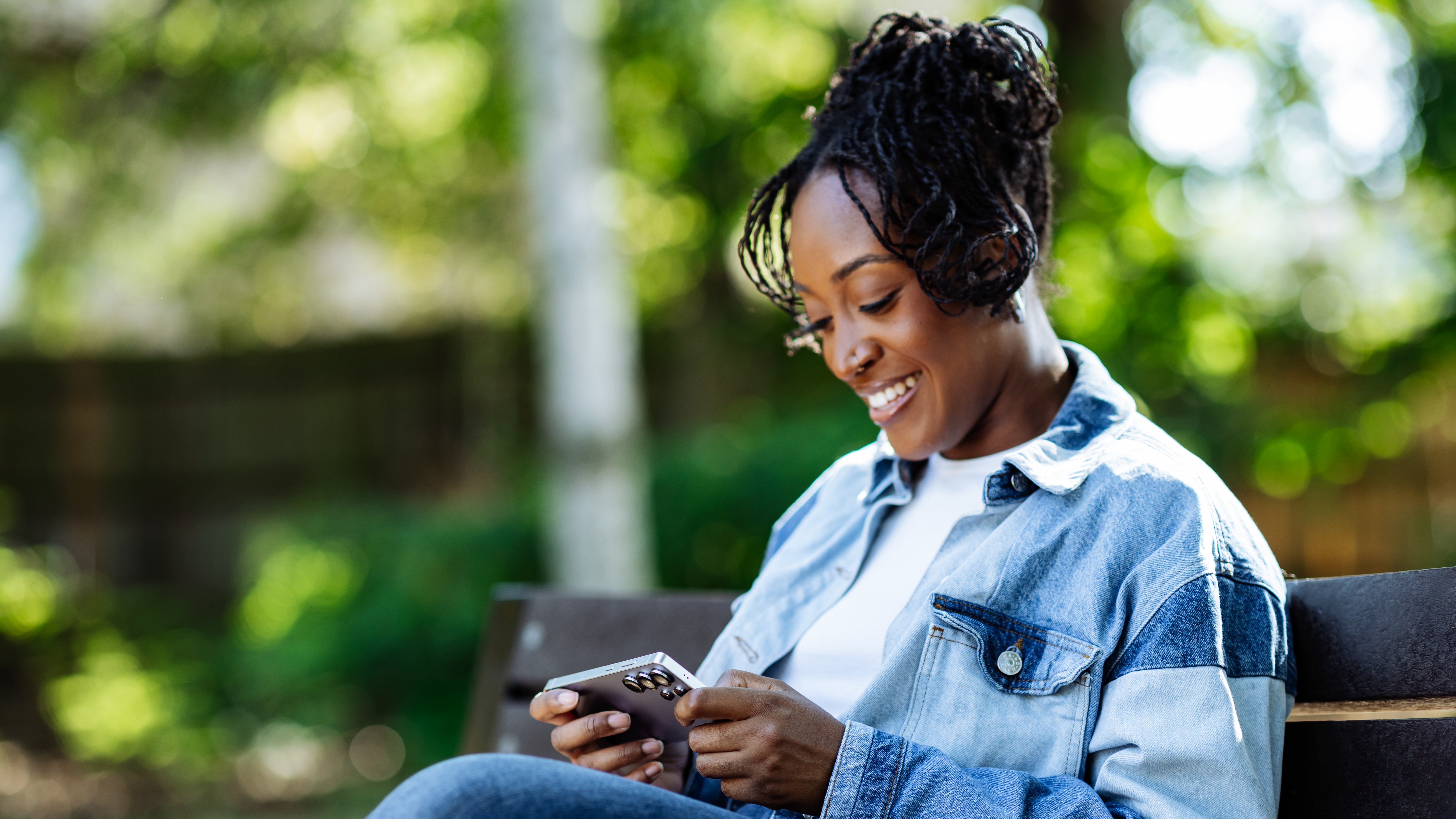 woman playing on the Galaxy S25