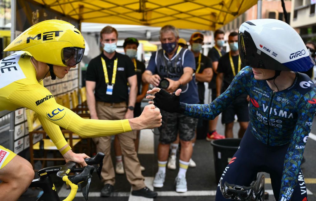 UAE Team Emirates team's Slovenian rider Tadej Pogacar, wearing the overall leader's yellow jersey, shakes hands with Team Visma - Lease a Bike team's Danish rider Jonas Vingegaard prior to take the start of the 21st and final stage of the 111th edition of the Tour de France cycling race, a 33,7 km individual time-trial between Monaco and Nice, on July 21, 2024. (Photo by Marco BERTORELLO / AFP)