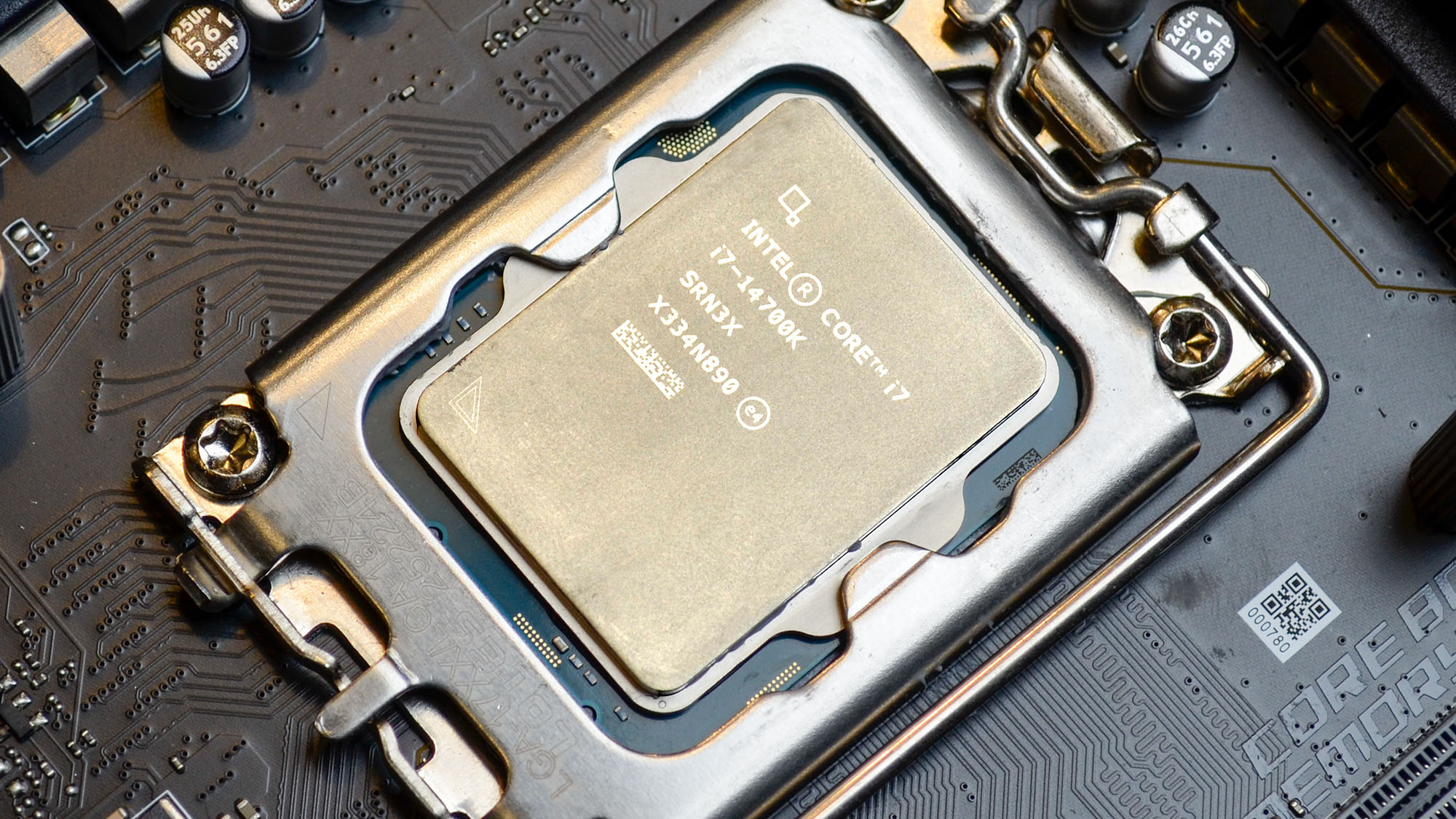 Intel Core i7-14700K, вставленный в материнскую плату