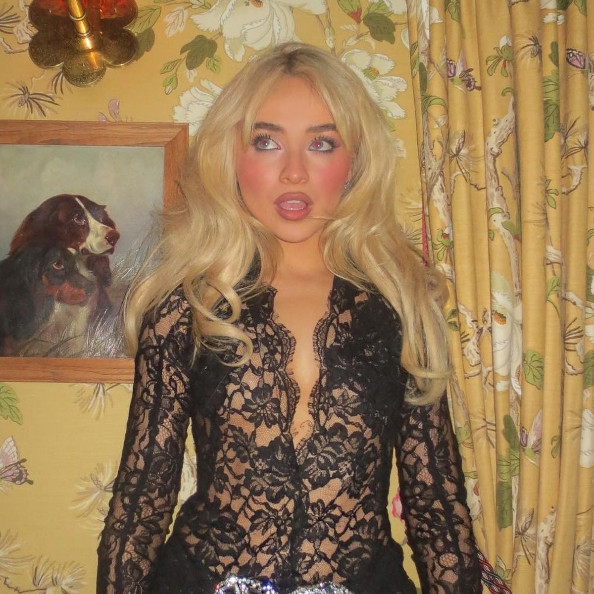 Sabrina Carpenter with '90s-inspired long layers