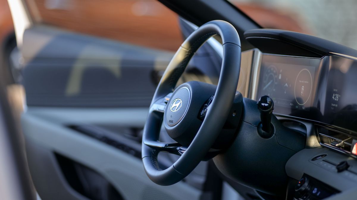 2025 Hyundai Elantra Hybrid Limited test drive review.