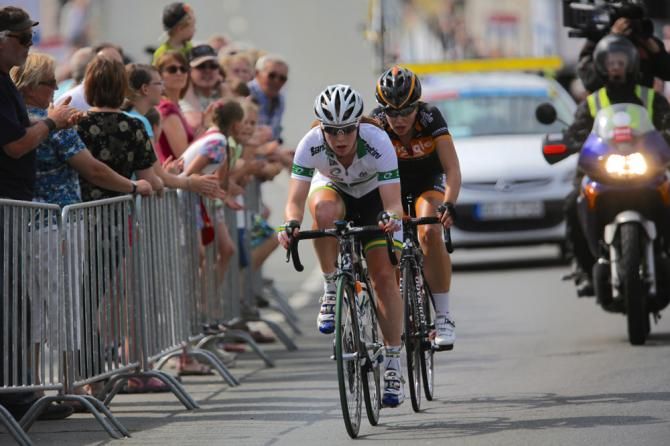 Chloe McConville (Australia) and Anna Bianca Schnitzmeier (Wiggle Honda) on the attack
