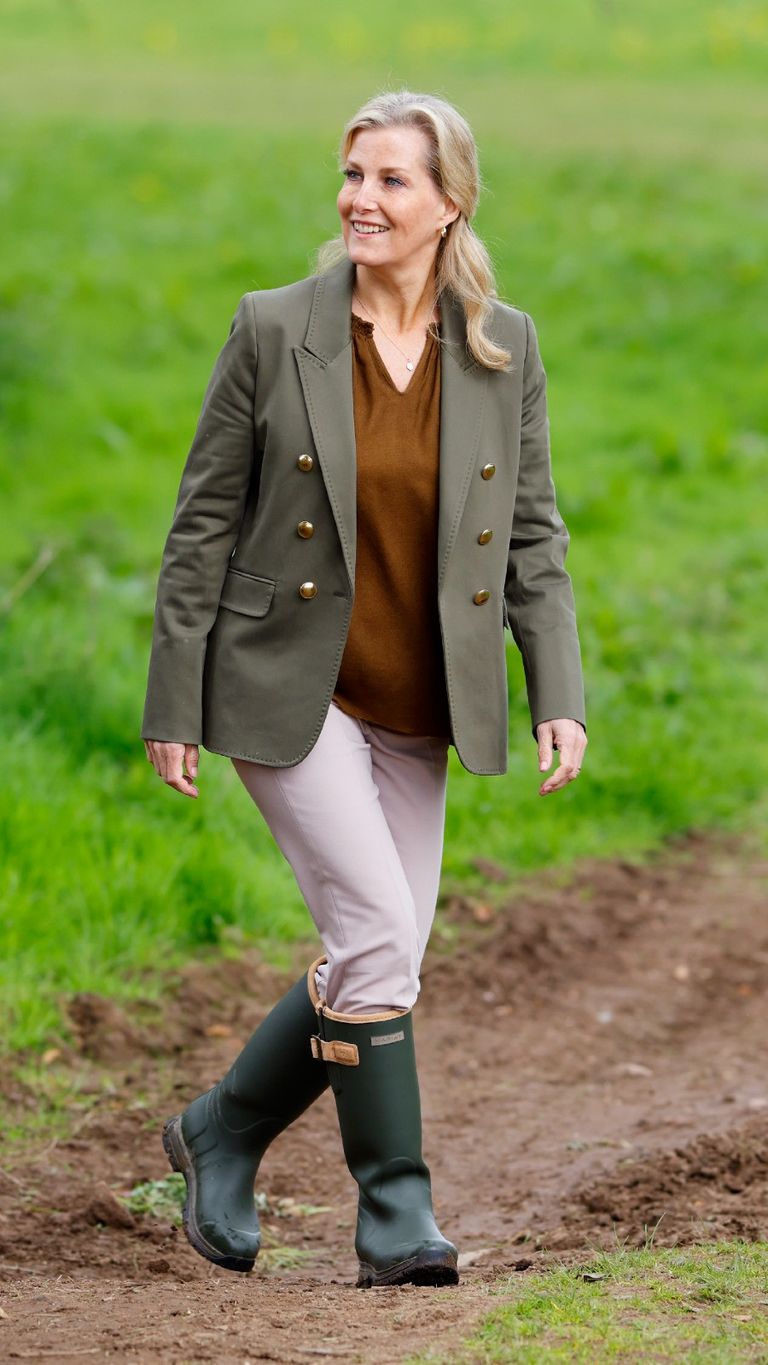 Sophie Wessex wears Barbour jacket and Burford wellies to farm | Woman ...