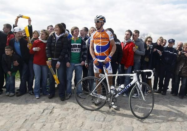 Maarten Tjallingii (Rabobank) is sidelined with a broken rear derailleur.