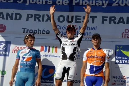 GP Ouest France winner Simon Gerrans (Cerv&eacute;lo TestTeam) on the podium with Pierrick Fedrigo (2nd, BBox Bouygues Telecom), left, and Paul Martens (Rabobank), right.