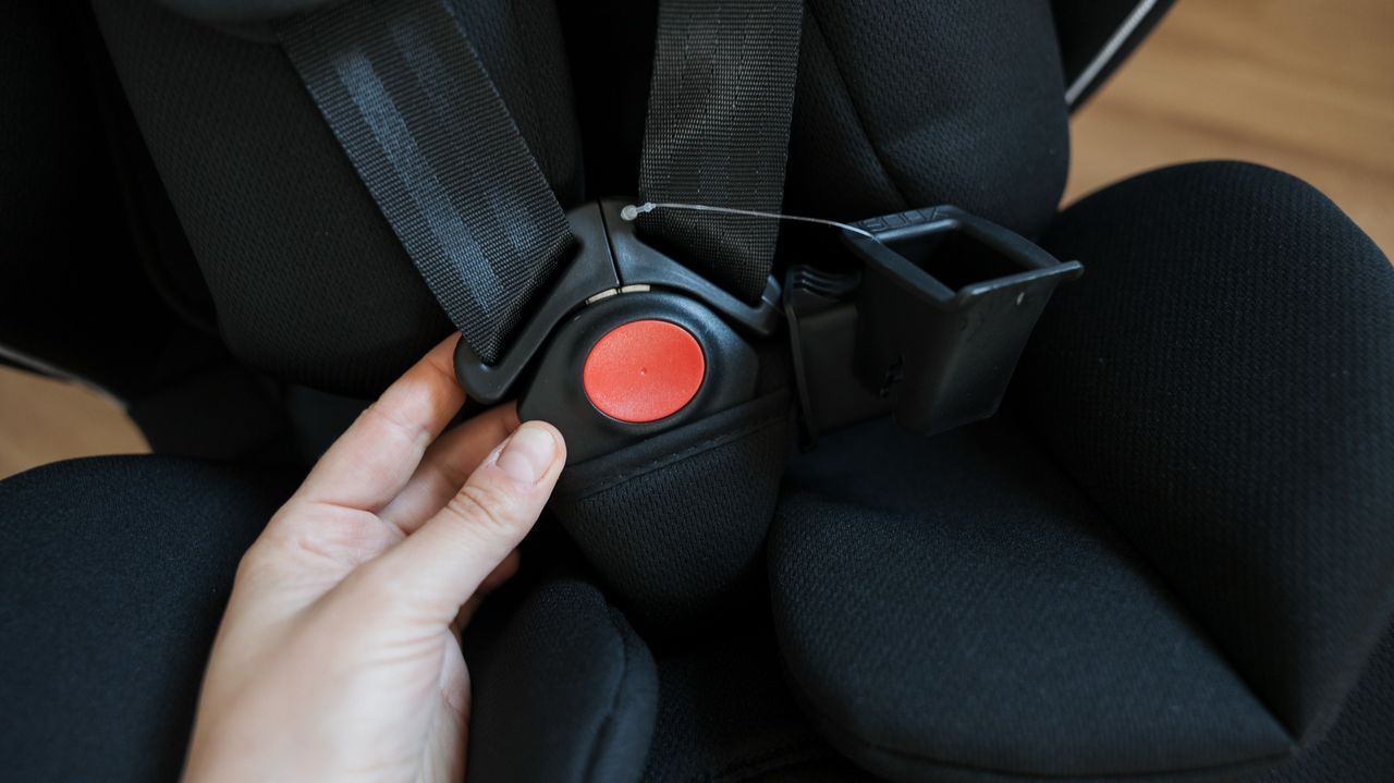 The Ickle Bubba Radial 360 Rotating Car Seat in a living room