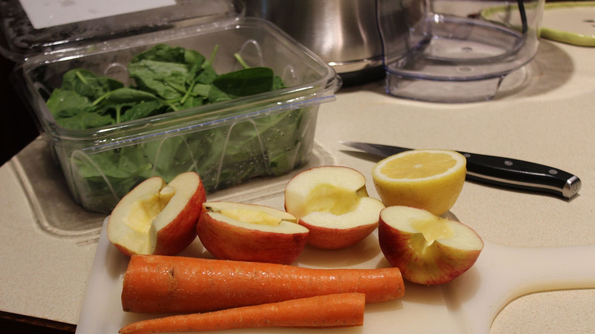 Breville Juice Fountain Cold Plus with carrot spinach and apple