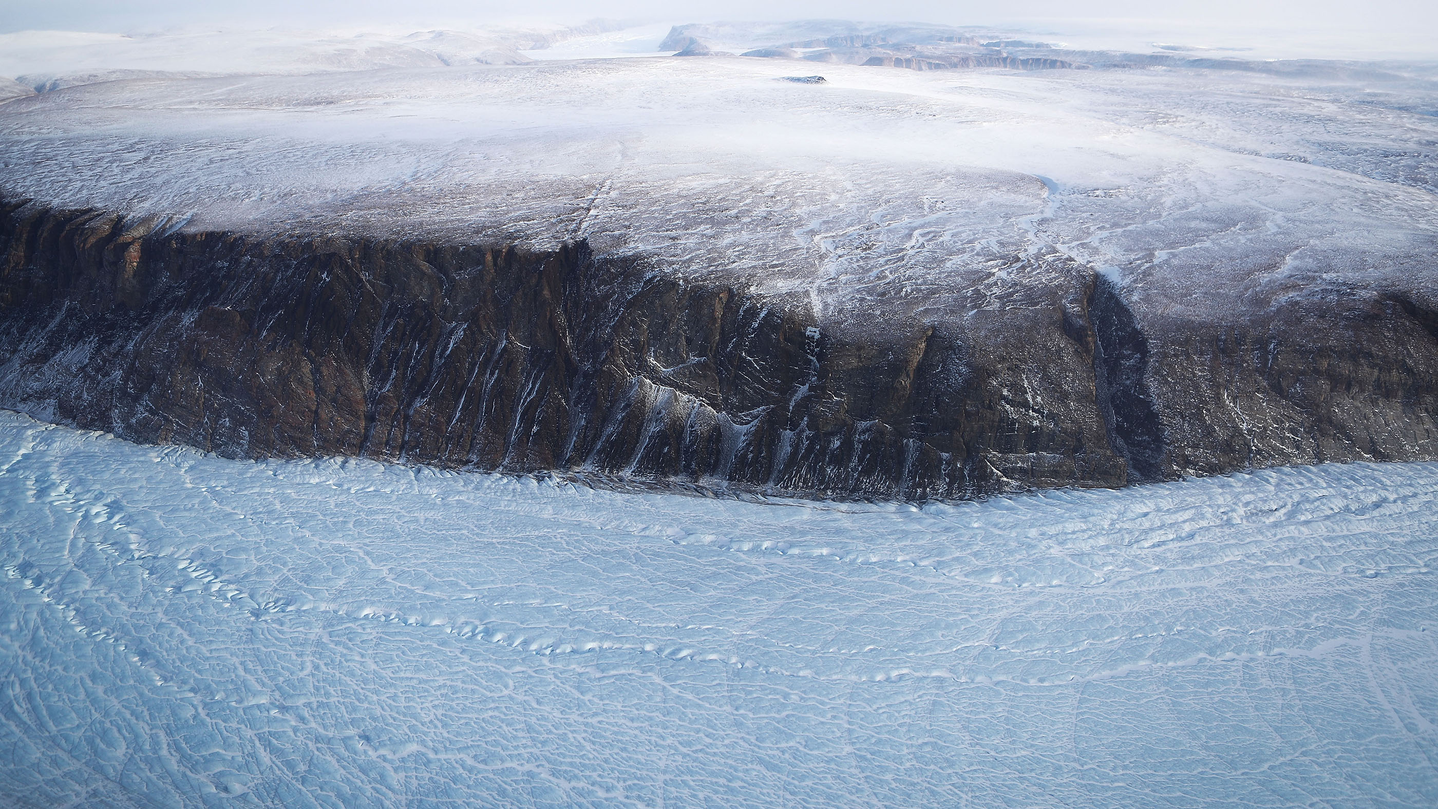 Ein Abschnitt des Gletschers (unten im Bild) ist am 27. März 2017 vom NASA-Forschungsflugzeug Operation IceBridge entlang der Küste der Upper Baffin Bay über Grönland zu sehen.