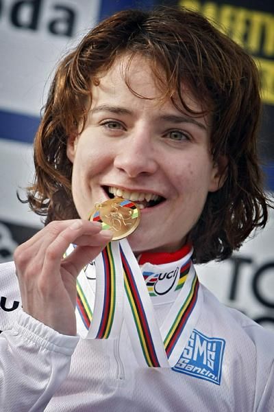 Marianne Vos with the traditional "is it gold" test.