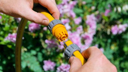 How to repair a garden hose