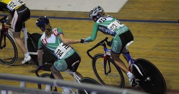 A smooth handsling in the women's madison championship race