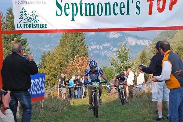 At the top of the Recula famous uphill, Alexis Vuillermoz and Miguel Martinez were at the front.