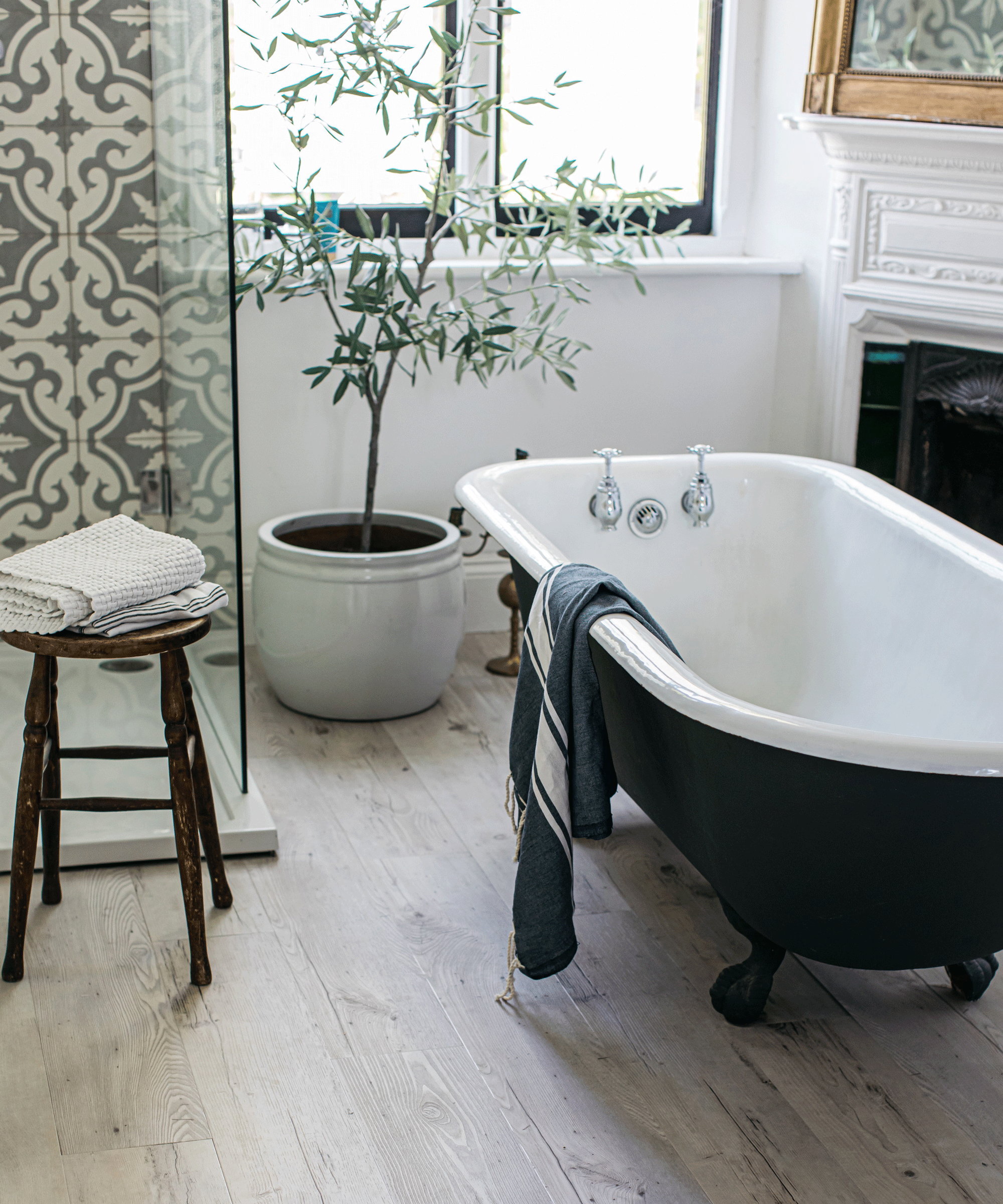 Freestanding bath with wooden-like vinyl flooring