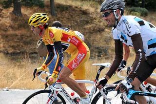 Alejandro Valverde (Caisse d'Epargne) climbs