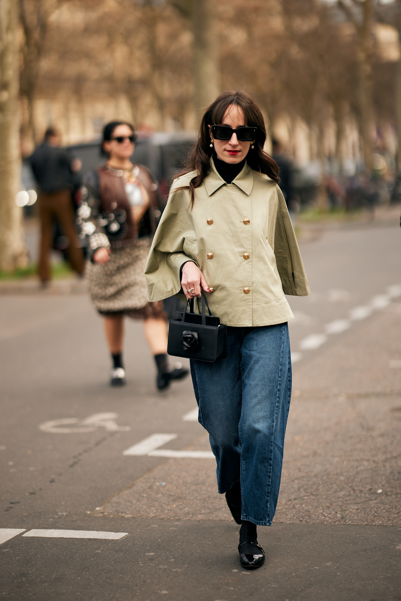 Mulher usando estilo de rua na Paris Fashion Week.