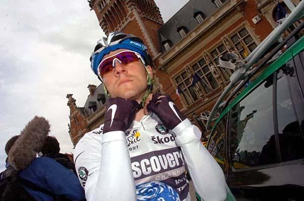 Vladimir Gusev (Discovery Channel) prepares for the stage that started out with heavy rains.