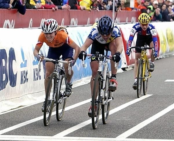 Alison Dunlap (R) follows Dutchwoman Daphny Van den Brand (L), and German Hanka Kupfernagel &copy;