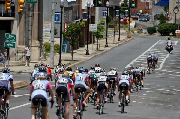Things start to get a little strung out in the women's race.
