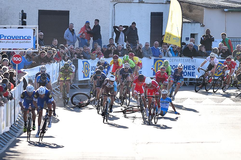 A crash disrupted the sprint behind Etixx-Quickstep