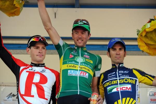Bert Scheirlinckx takes the applause with Ben Hermans (Radioshack) and Marco Marcato (Vacansoleil-DCM Pro Cycling Team).