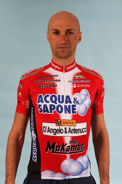 Stefano Garzelli in the 2010 Acqua e Sapone kit