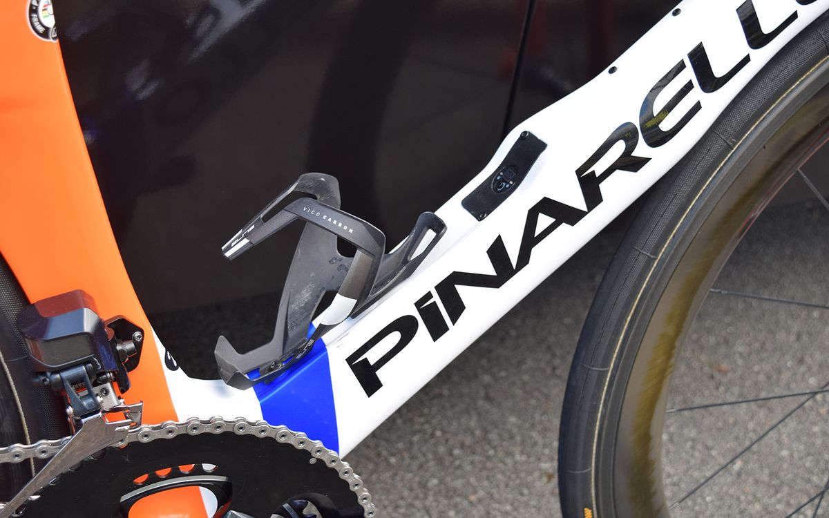 A super-low bottle cage position helps to keep the bidon out of the wind
