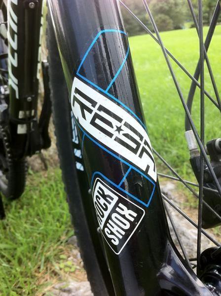 The RockShox Reba RL29 fork's graphics match the frame colors