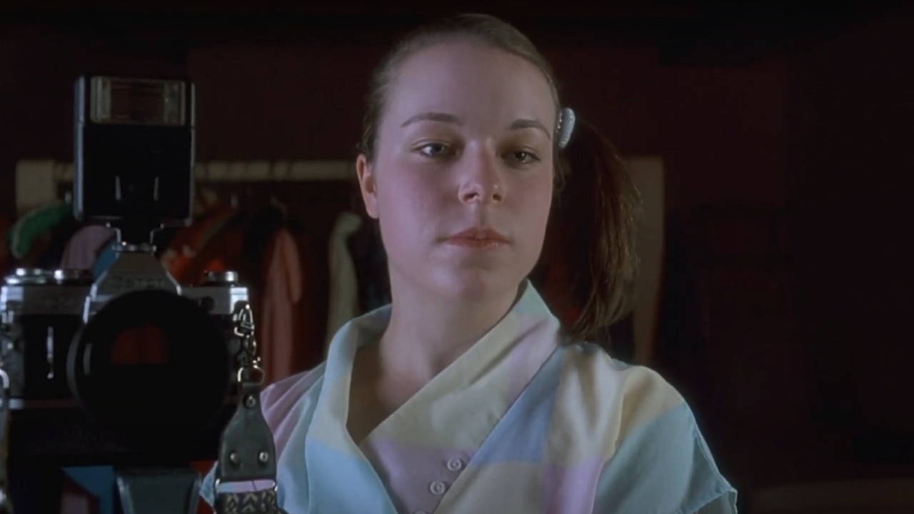 Tina Majorino como Deb tirando uma foto com sua câmera em Napoleon Dynamite