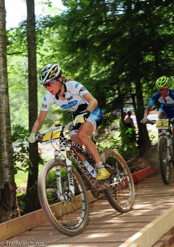 Catharine Pendrel (Luna Pro Team) chasing her teammate Gould