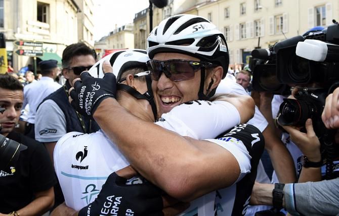 Trentin gets a congratulatory hug from his Omega Pharma-QuickStep teammate