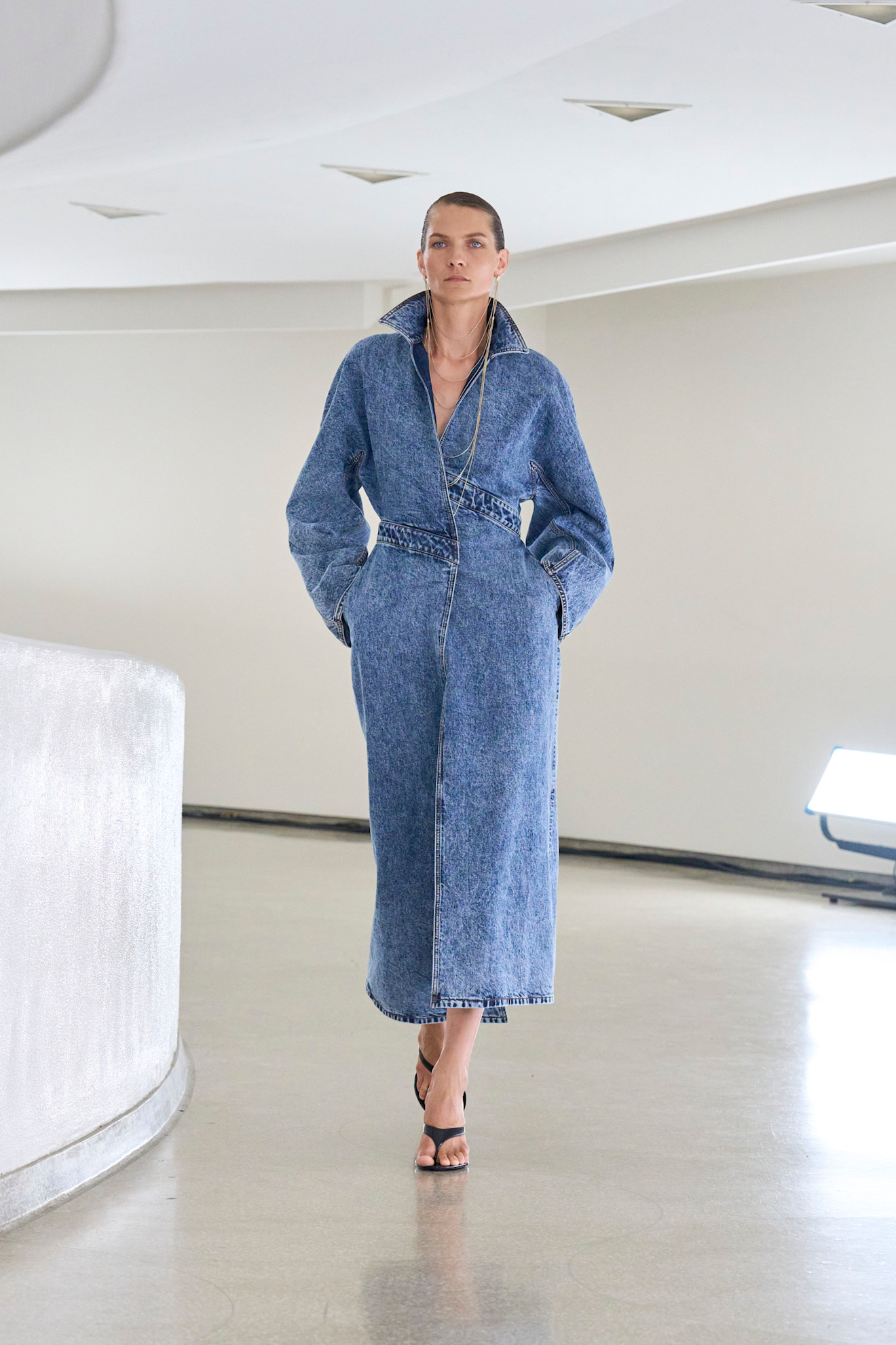 Summer Shoe Trends 2025: A model wears heeled flip flops on the Alaïa spring/summer 2025 runway