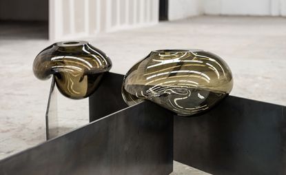 Brian Thoreen的“岌岌可危”玻璃和钢铁作品，Héctor Esrawe和Emiliano Godoy