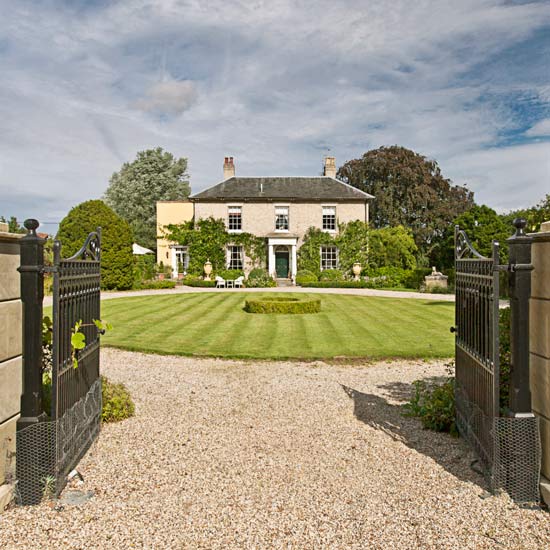 villa with porch and front gate