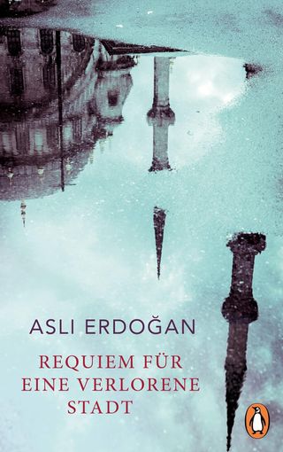 Cover of the book Requiem fur eine Verlorene Stadt showing a mosque spire reflected in a puddle